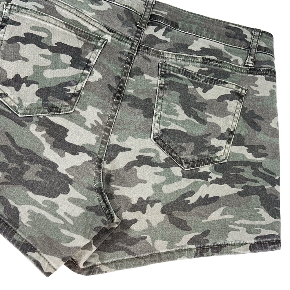 Vanilla Star Camouflage Mid-Rise Midi Shorts Size 11 Juniors - Picture 6 of 9